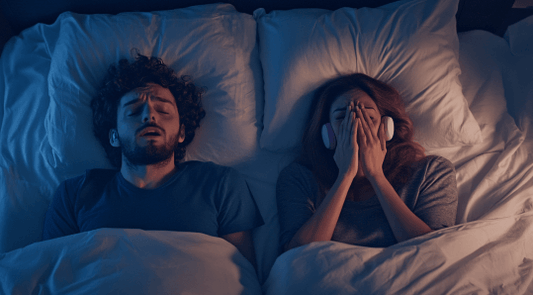 man aan het snurken en vrouw irriteert zich aan hem